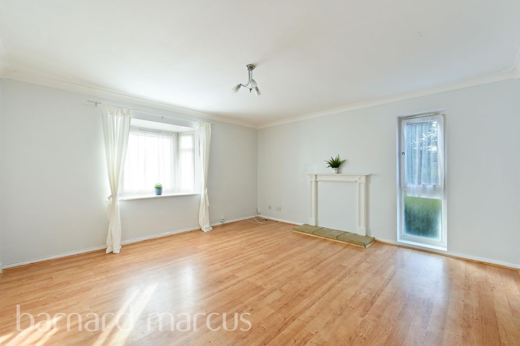 Property photo 3 of 7 Living Room