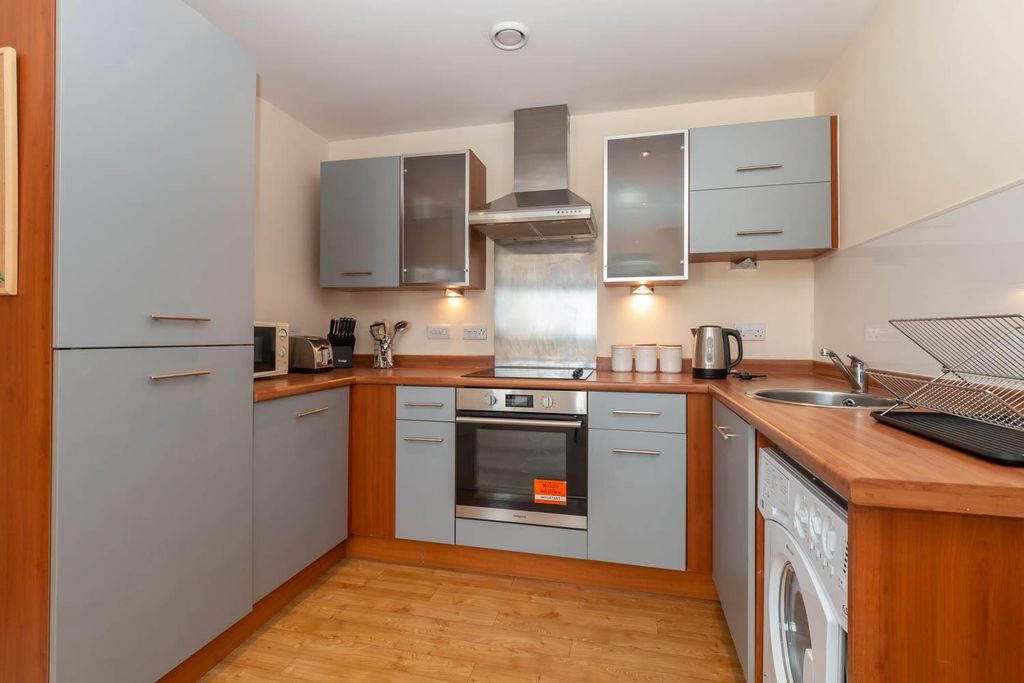Property photo 3 of 11 Kitchen 1