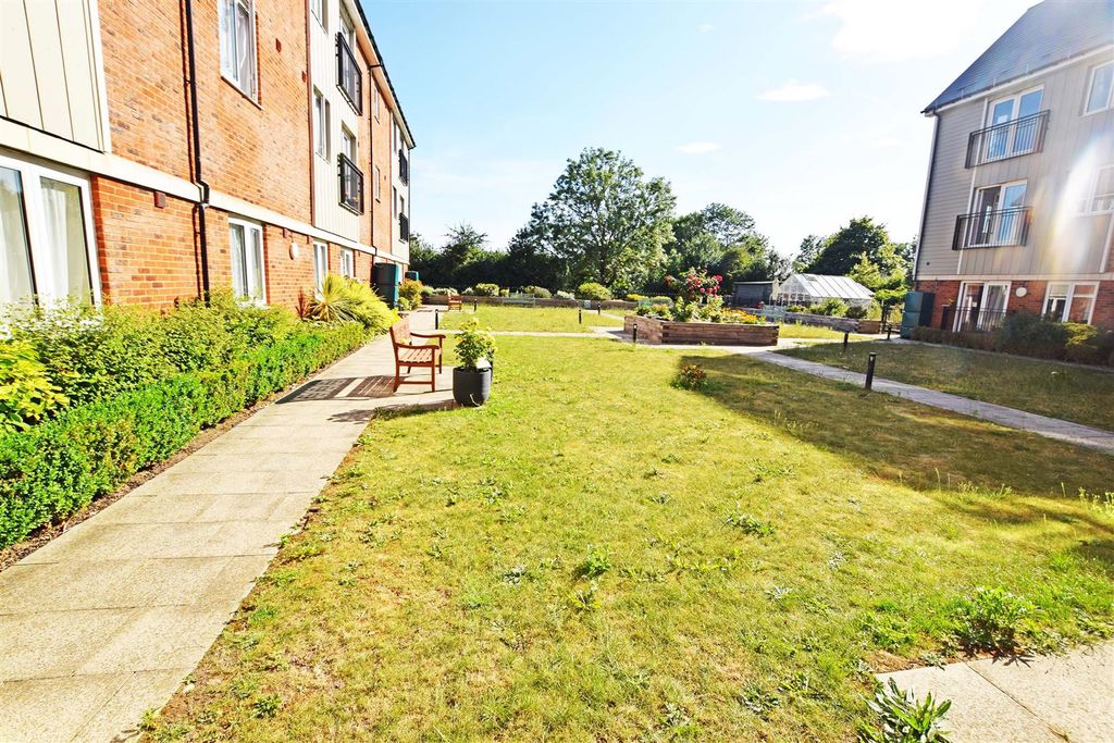 Property photo 2 of 12 Communal Garden