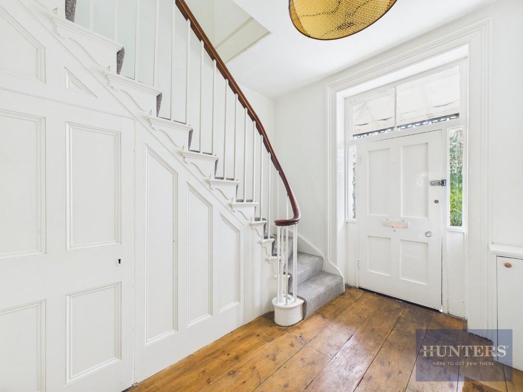 Property photo 3 of 19 Entrance Hall