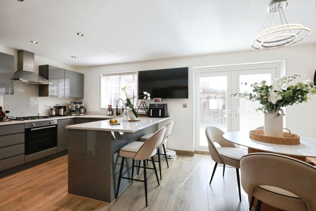 Property photo 1 of 16 Kitchen/Dining Room