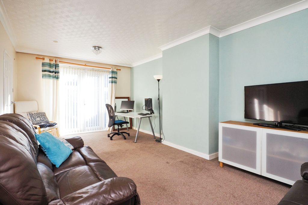 Property photo 3 of 16 Lounge