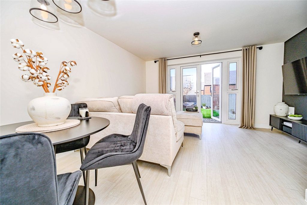 Property photo 2 of 17 Lounge