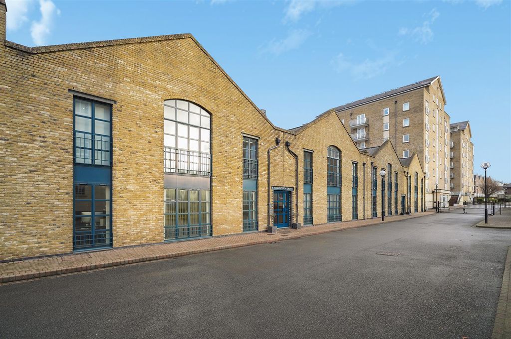 Property photo 2 of 17 Flat 2, 8 Millennium Drive - Yq46Wuyetrrvukggc174.