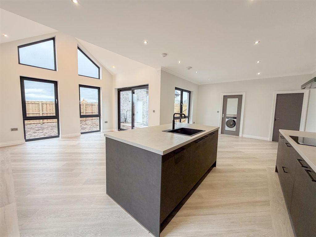 Property photo 2 of 13 Kitchen/Lounge