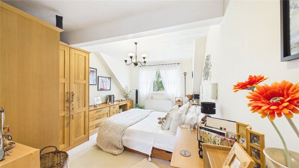 Additional image 11 of 4 bed link detached house for saleLightwater, Surrey GU18