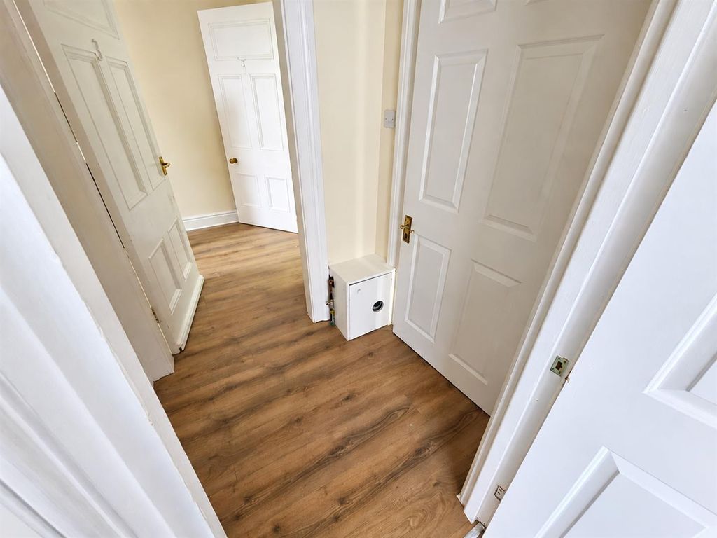 Property photo 3 of 11 Hallway
