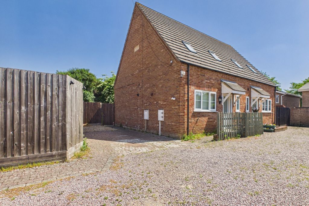 Property photo 1 of 20 Ewemove Spalding - Winsover Rd - Front Of House