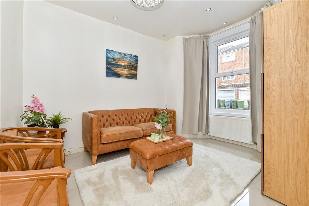 Property photo 3 of 10 Lounge