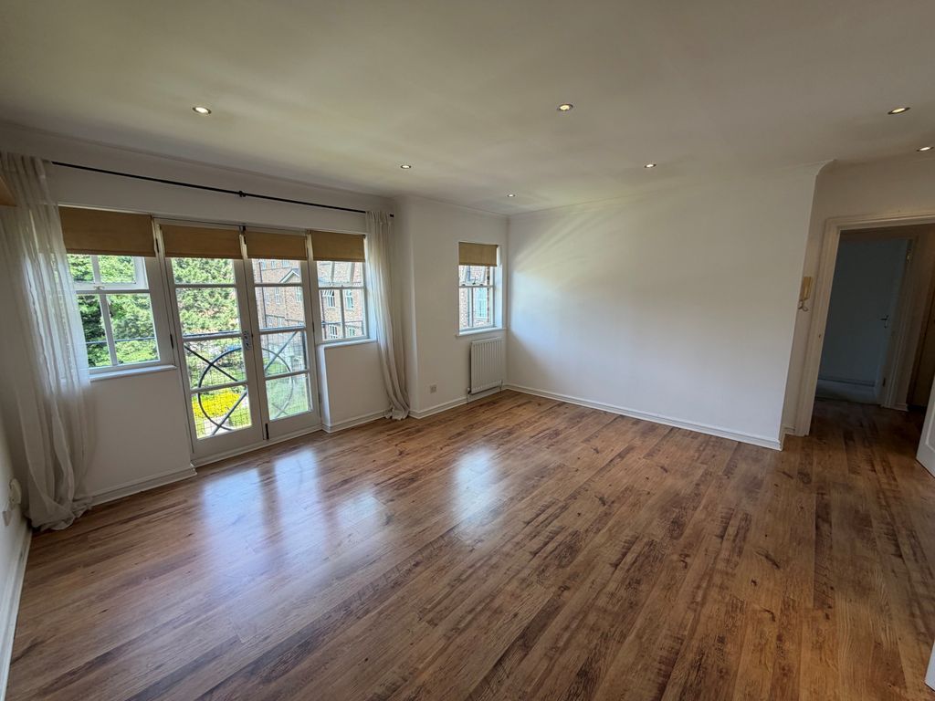 Property photo 1 of 8 Rectory Court E18
