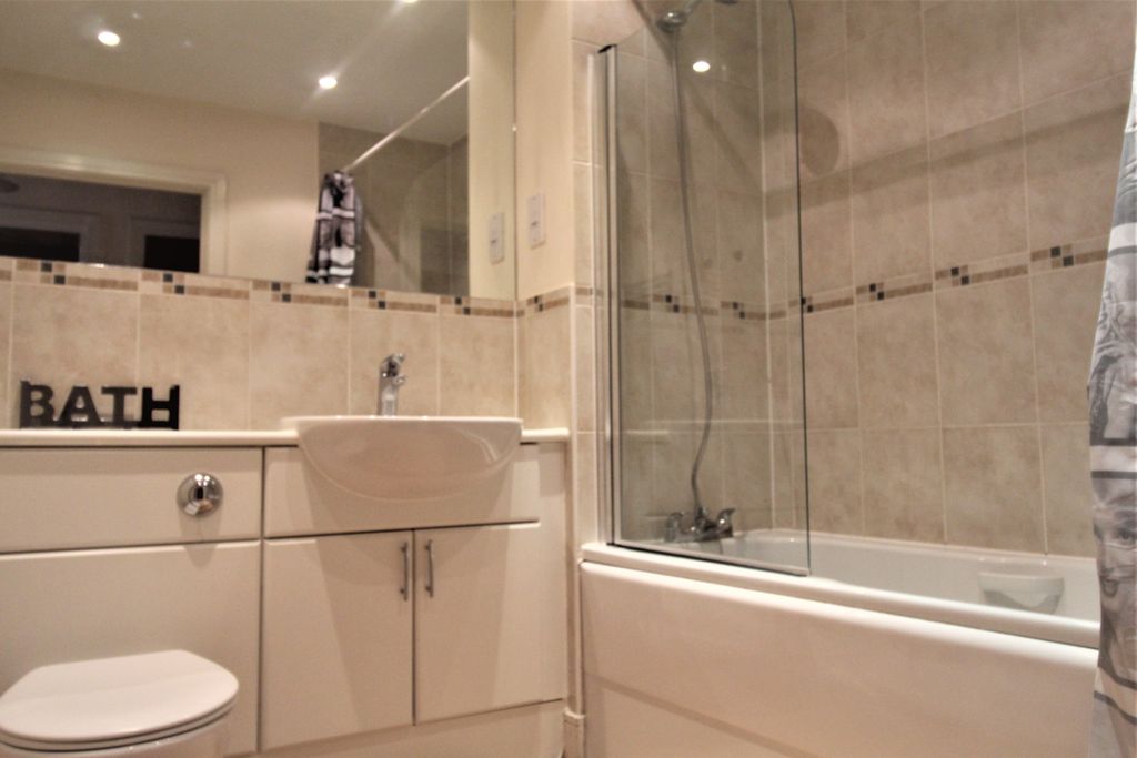 Property photo 3 of 6 Vicarage Road Bathroom