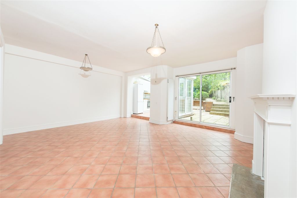 Property photo 3 of 8 Photo 05