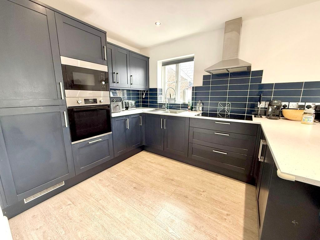 Property photo 2 of 11 Kitchen