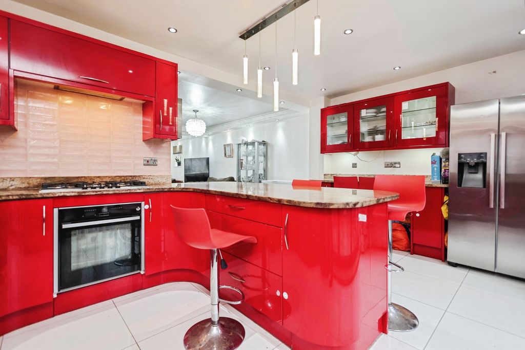 Property photo 3 of 17 Kitchen