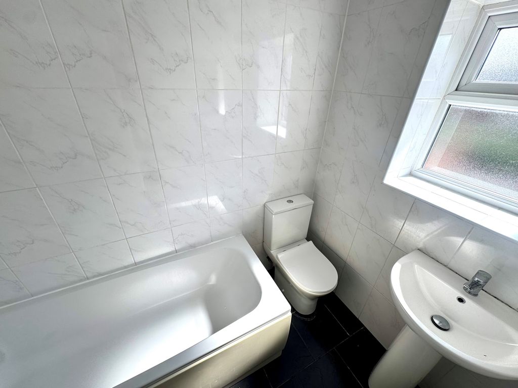 Property photo 2 of 9 Bathroom