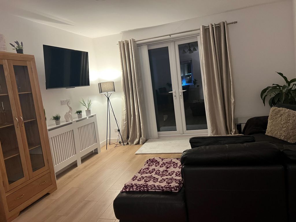 Property photo 3 of 10 Livingroom