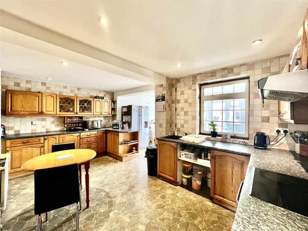 Property photo 2 of 14 Kitchen