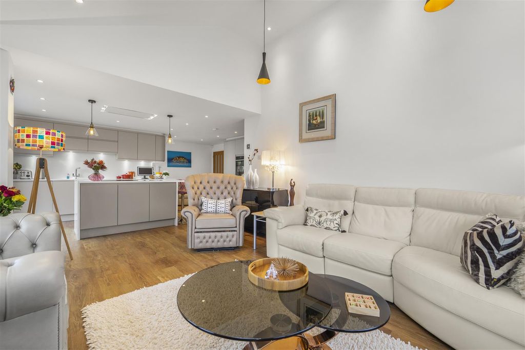 Property photo 3 of 39