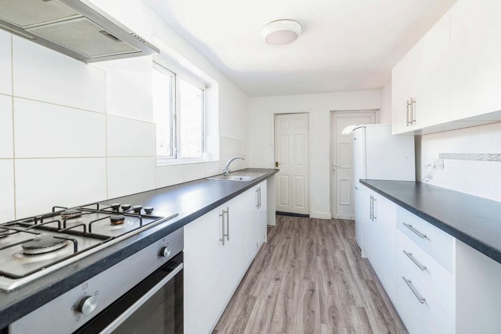 Property photo 2 of 11 Kitchen