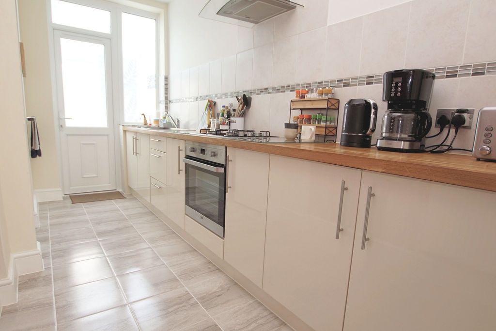 Property photo 3 of 17 Kitchen