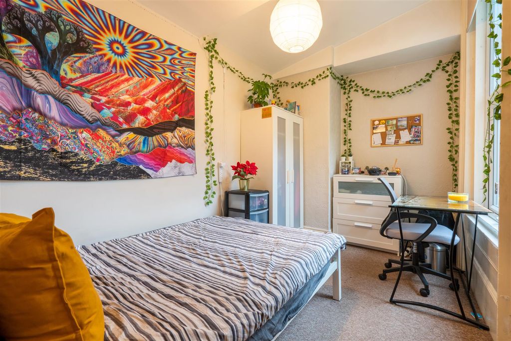 Property photo 2 of 11 Bedroom 5_.Jpg