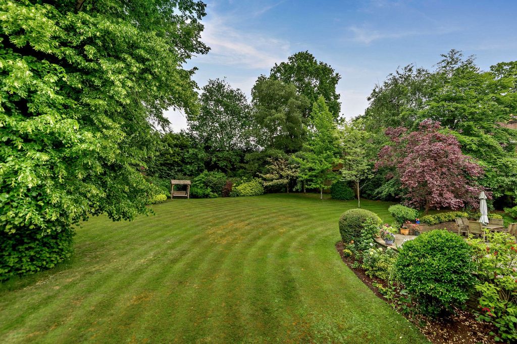 Property photo 2 of 15 Gardens