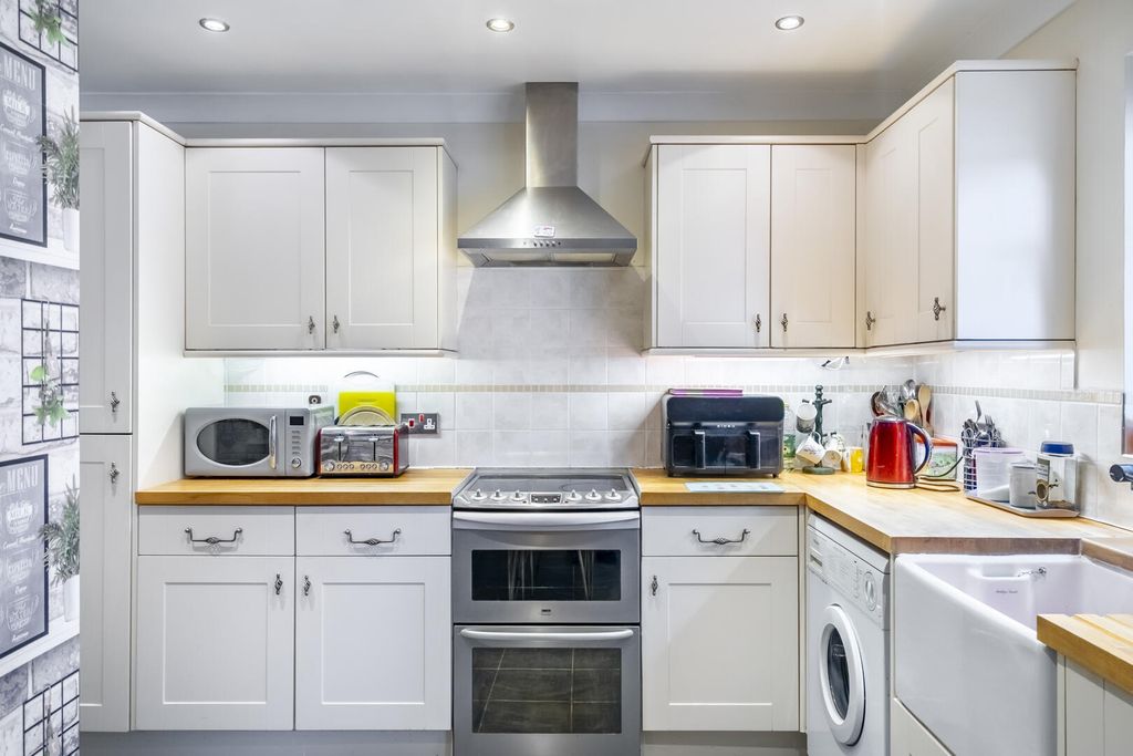 Property photo 3 of 17 Kitchen