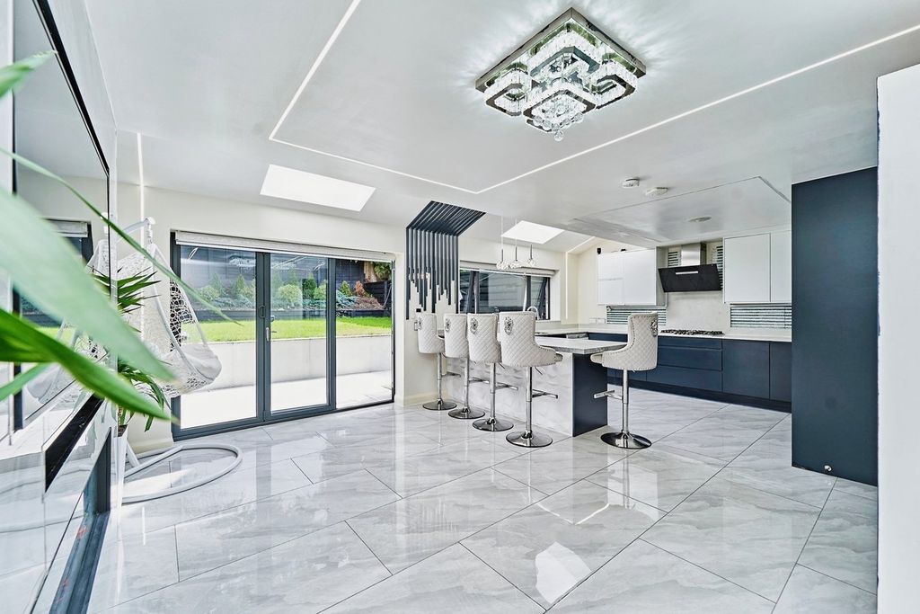 Property photo 2 of 25