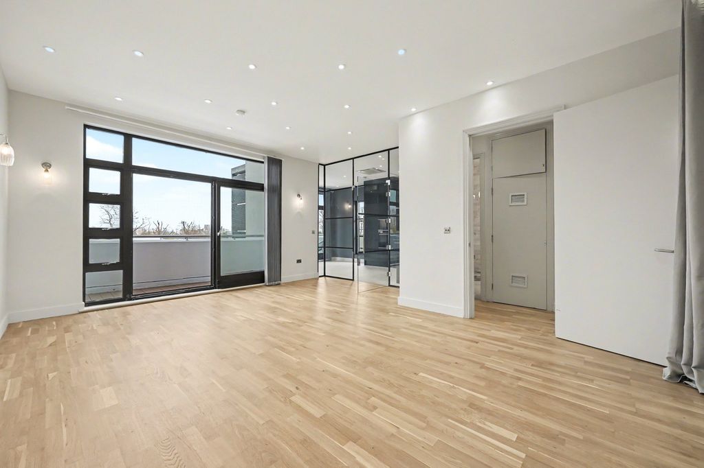 Property photo 2 of 11 Picture No. 18