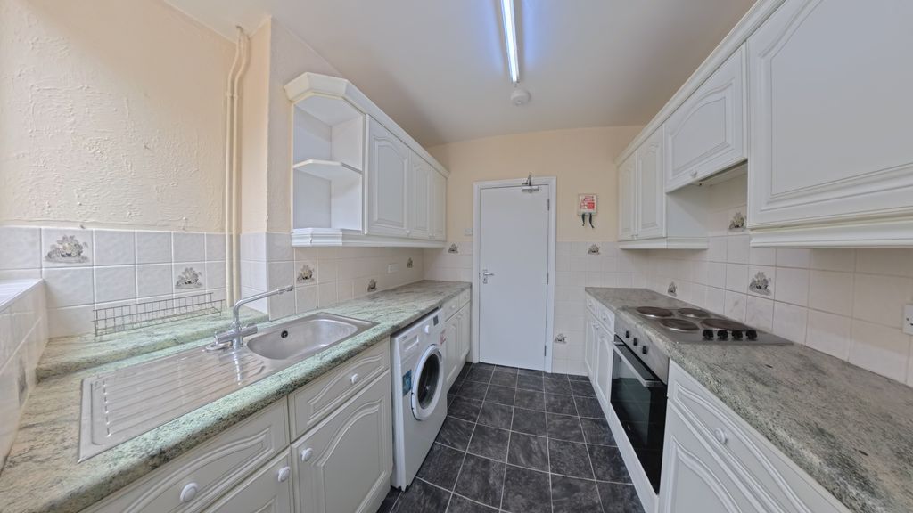 Property photo 2 of 10 Kitchen 1