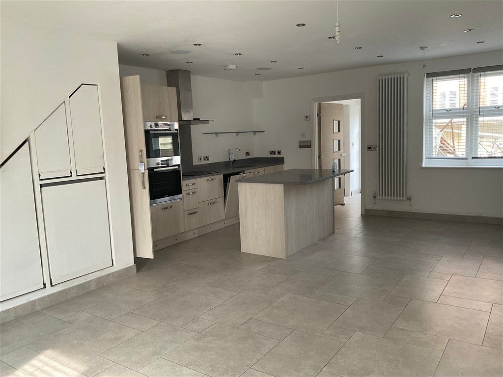 Property photo 1 of 10 Kitchen