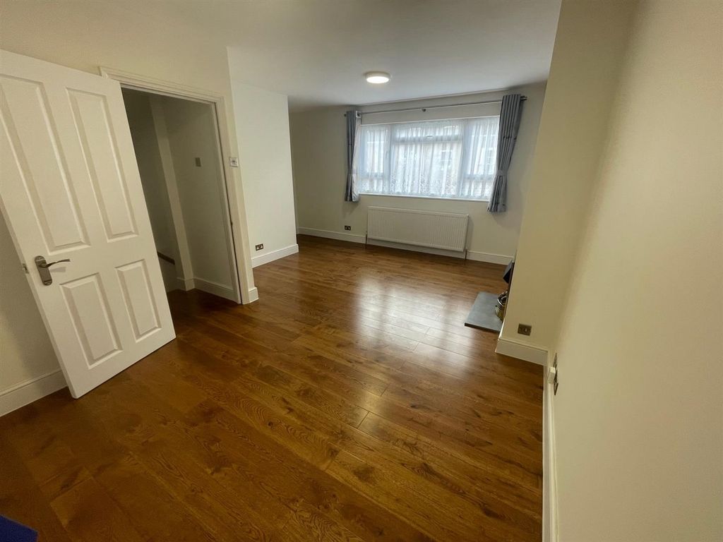 Property photo 3 of 7 Sitting/Dining Room