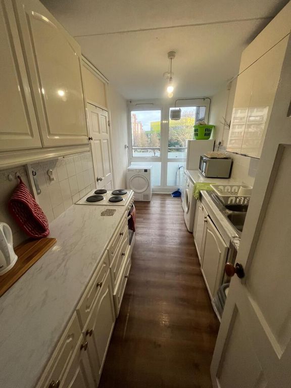 Property photo 3 of 10 Kitchen