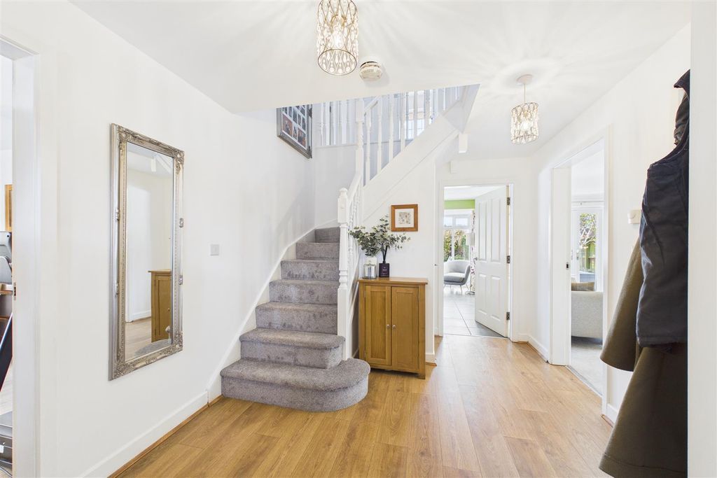 Property photo 2 of 26 Entrance Hall