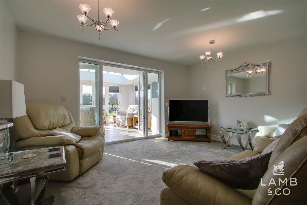Property photo 2 of 18 Lounge