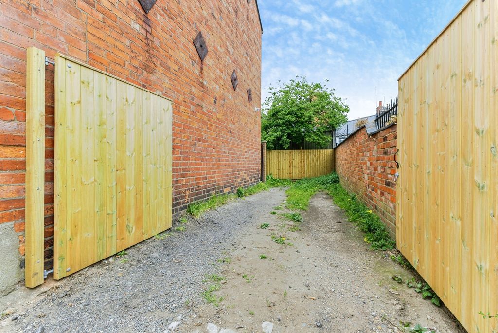 Property photo 3 of 14 Parking