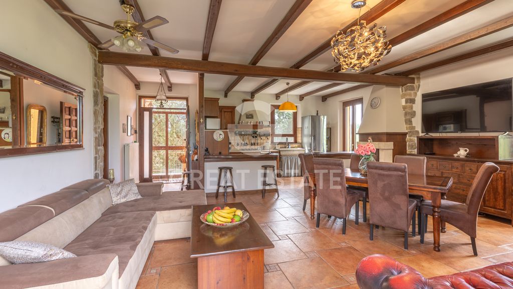 Property photo 2 of 33 Interiors