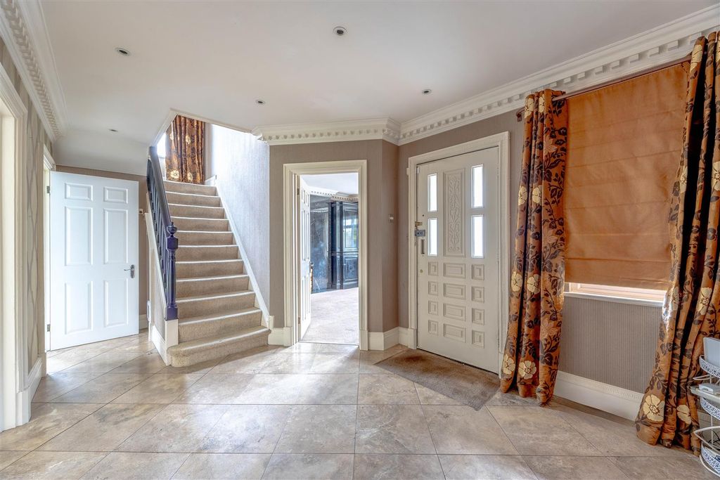 Property photo 2 of 18 Entrance