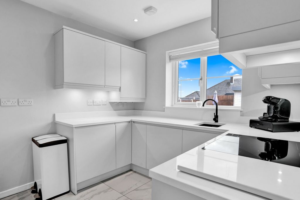 Property photo 2 of 25