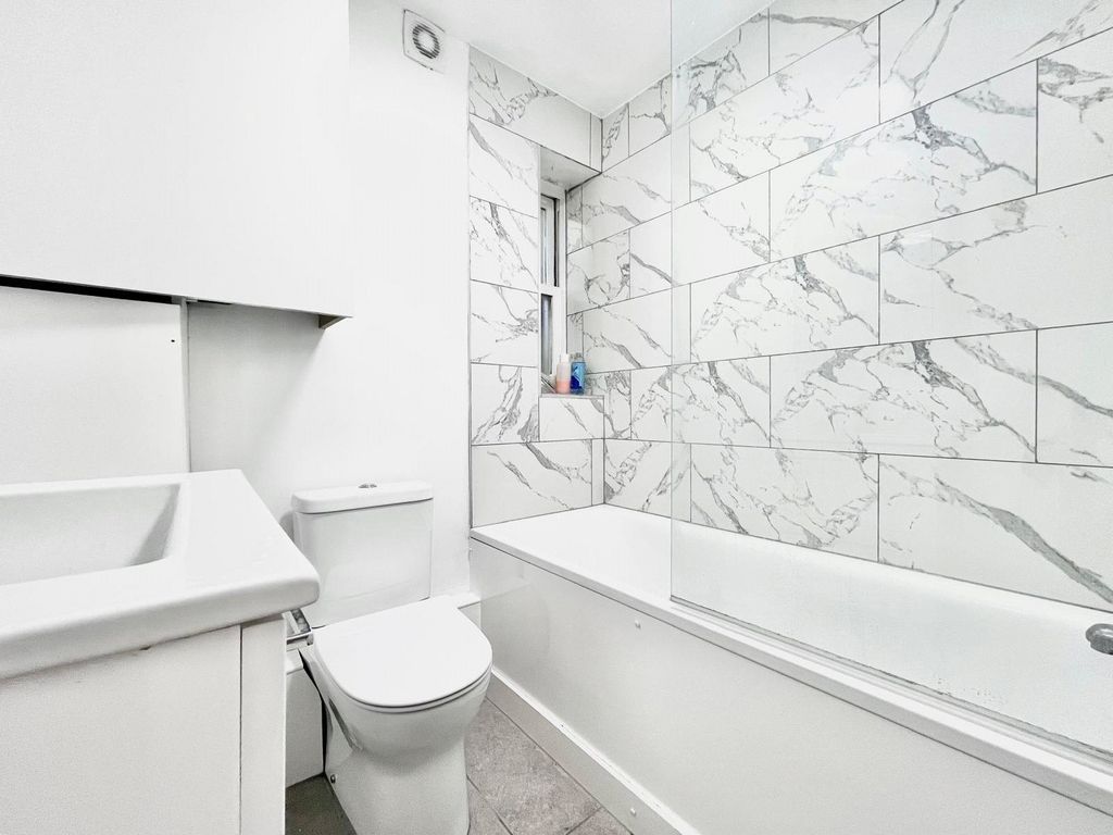Property photo 2 of 8 Bathroom