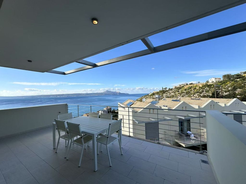 Property photo 2 of 21 Semi-Detached House In Chania