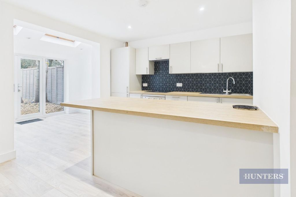 Property photo 3 of 18 Cam05152G0-Pr0323-Still006.Jpg