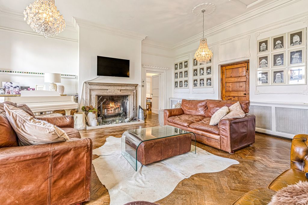 Property photo 3 of 39 The Grand Room 4