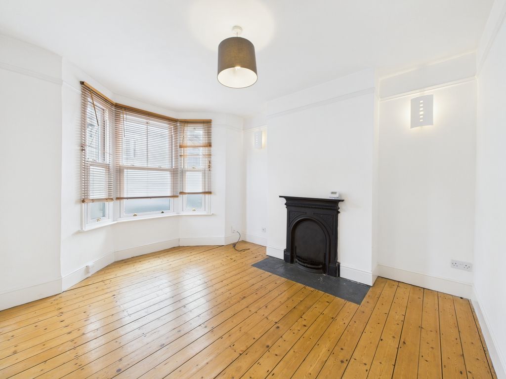 Property photo 2 of 11 Lounge