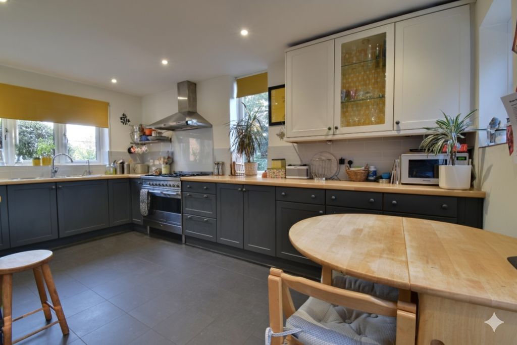 Property photo 3 of 17 989-991 Adj