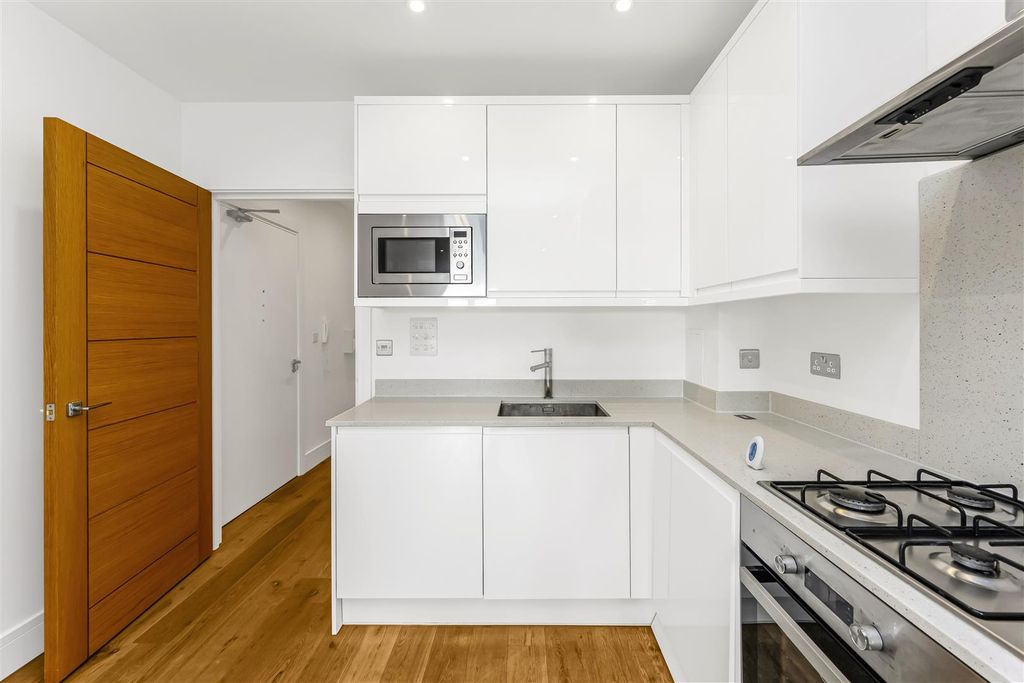 Property photo 3 of 13 6 Stowbridge Apartments-14.Jpg