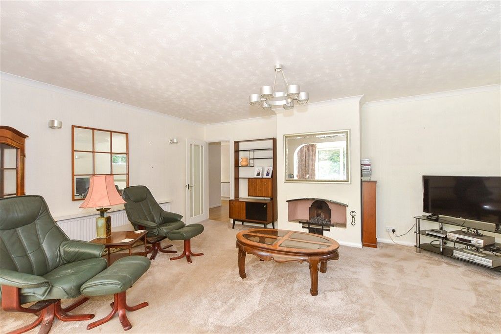 Property photo 3 of 17 Lounge