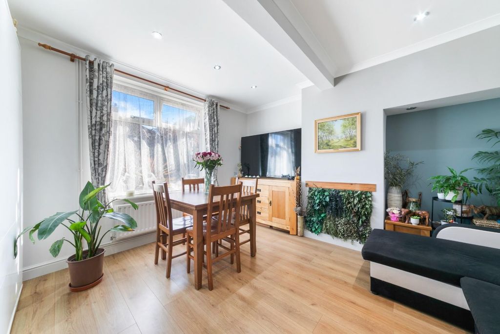 Property photo 2 of 14 Darley Gardens