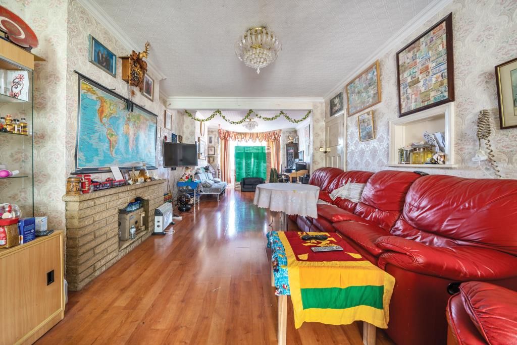 Property photo 3 of 8 Through Lounge