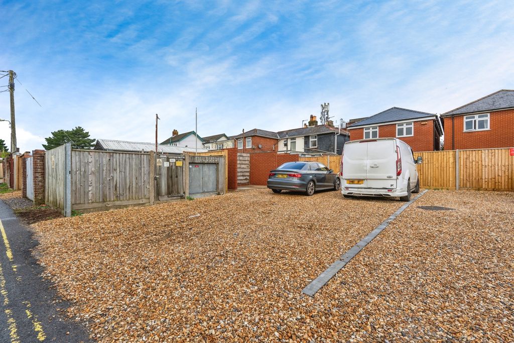 Property photo 3 of 15 Parking